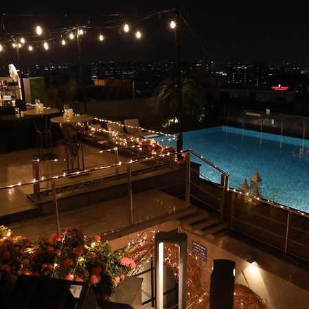 Radisson Blu Mumbai International Airport酒店 外观 照片 The pool at the rooftop bar