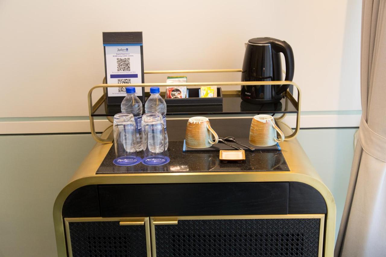 Radisson Blu Mumbai International Airport酒店 外观 照片 A tea and coffee making trolley in a hotel room