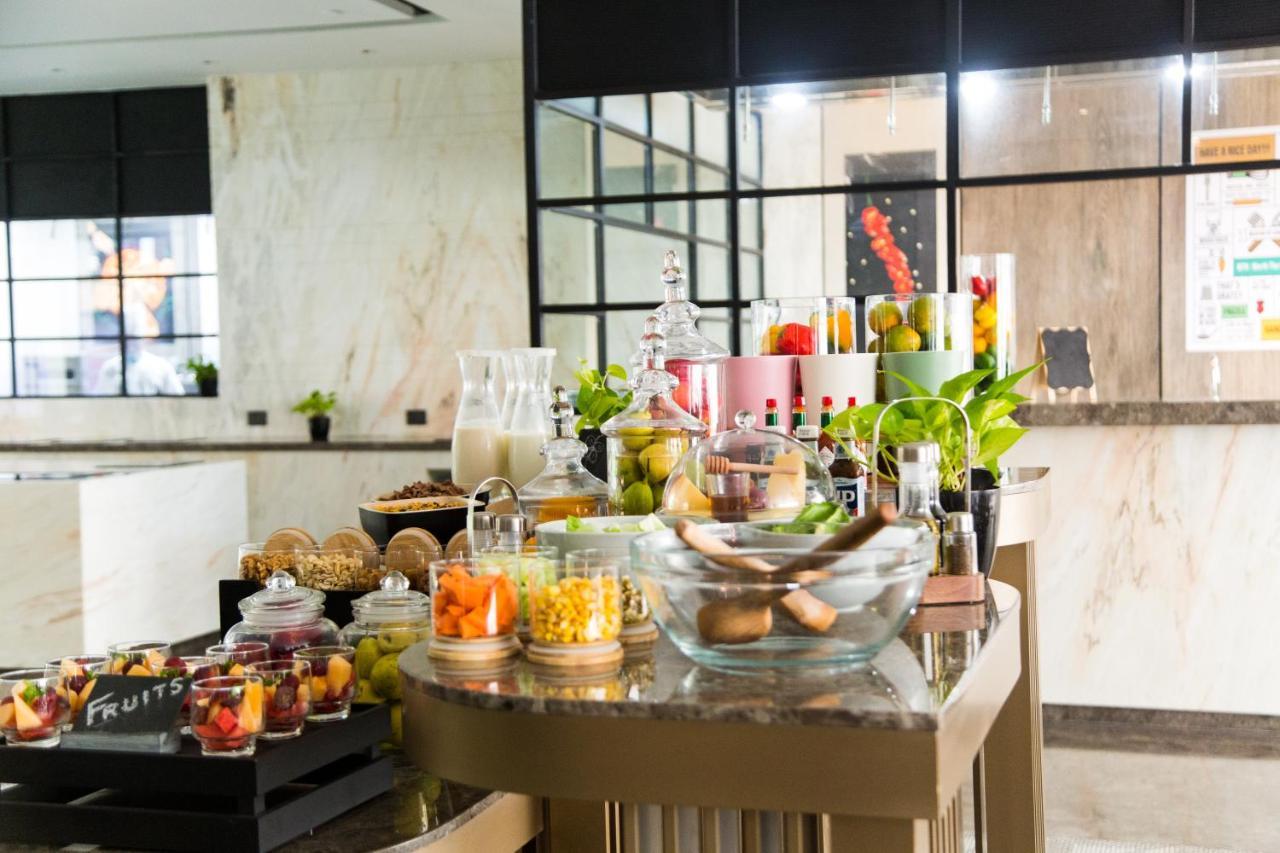 Radisson Blu Mumbai International Airport酒店 外观 照片 A buffet at a hotel