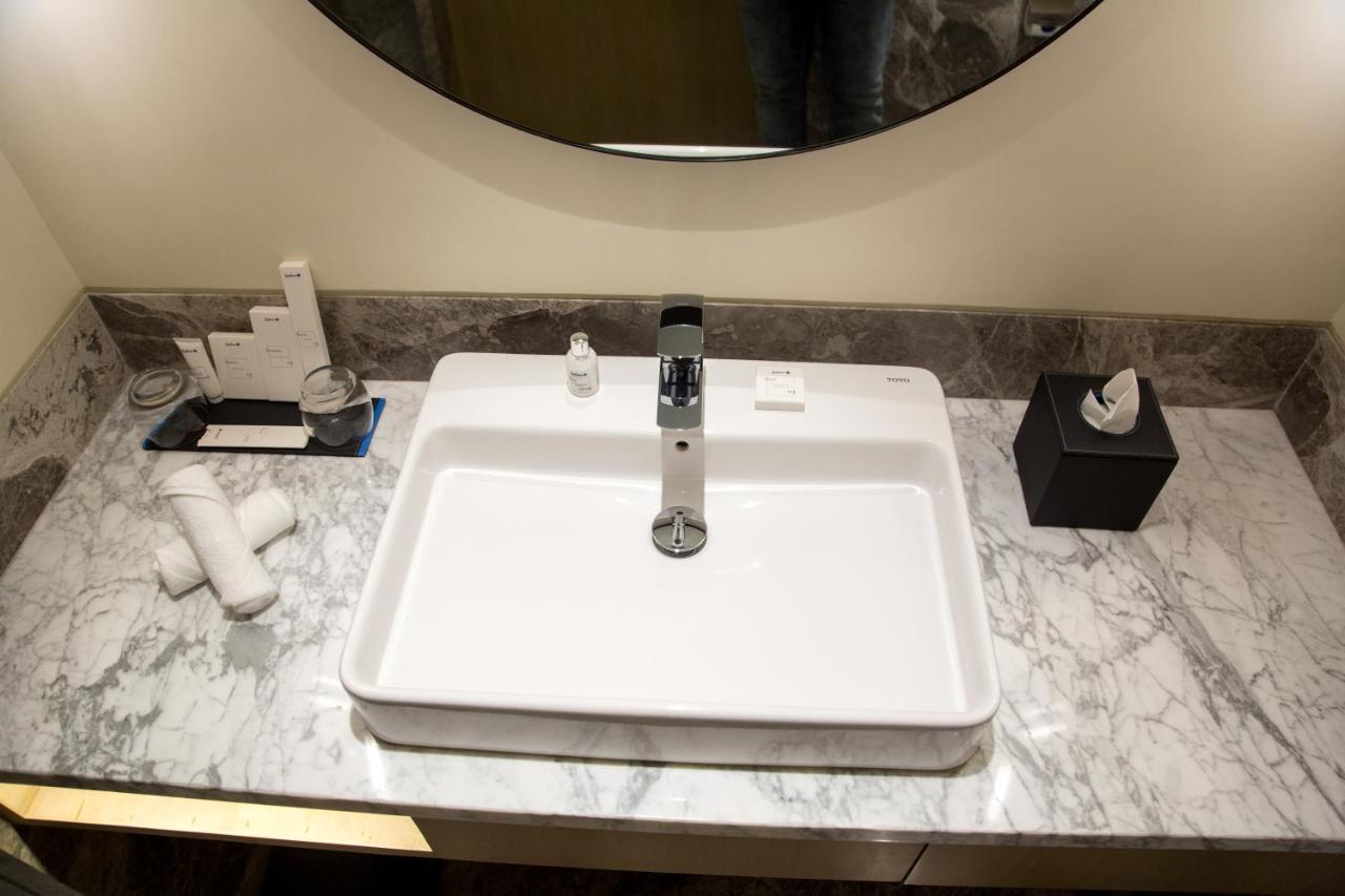 Radisson Blu Mumbai International Airport酒店 外观 照片 A washbasin