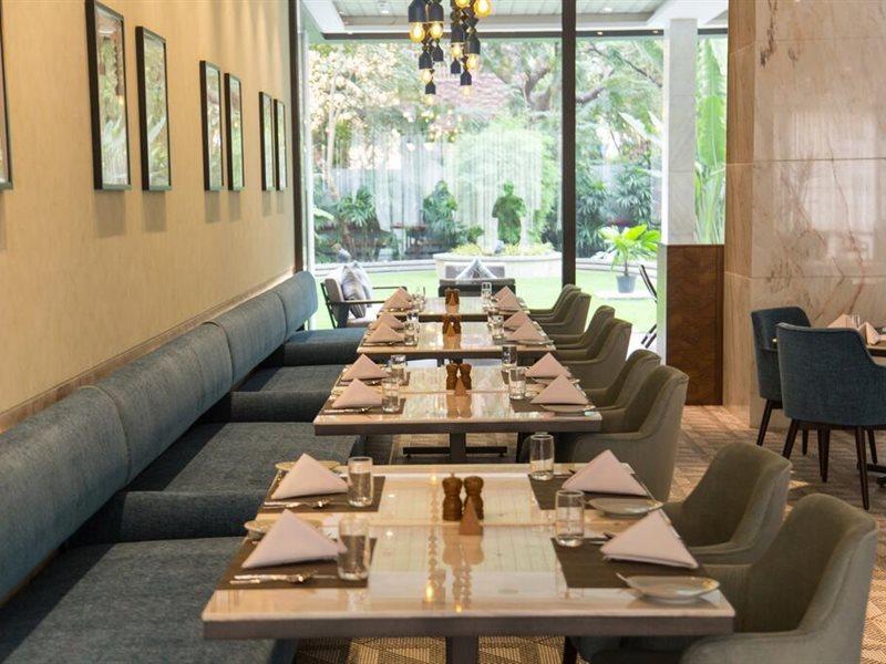 Radisson Blu Mumbai International Airport酒店 外观 照片 The interior of the restaurant