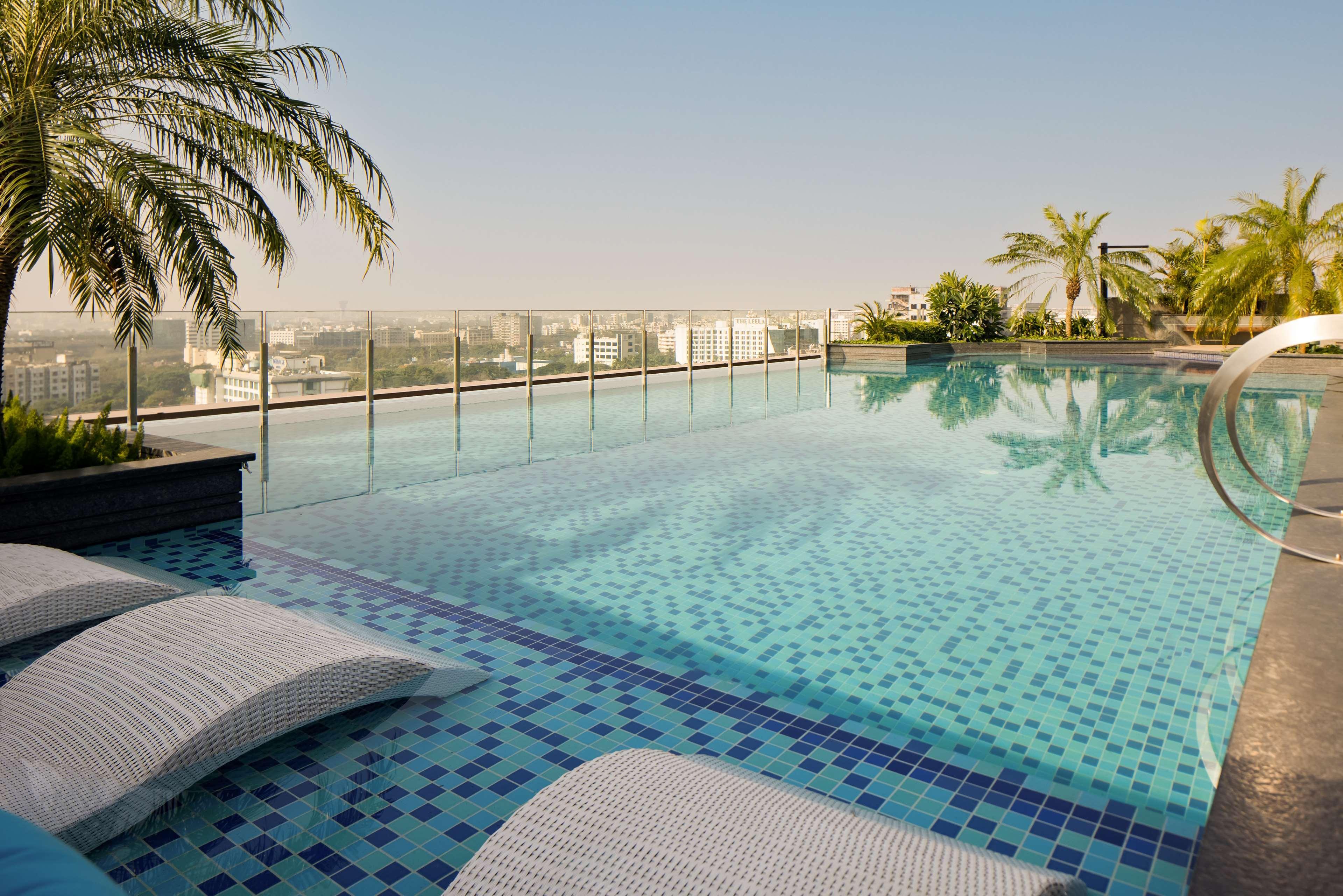 Radisson Blu Mumbai International Airport酒店 外观 照片 Infinity pool at the Park, Hyderabad