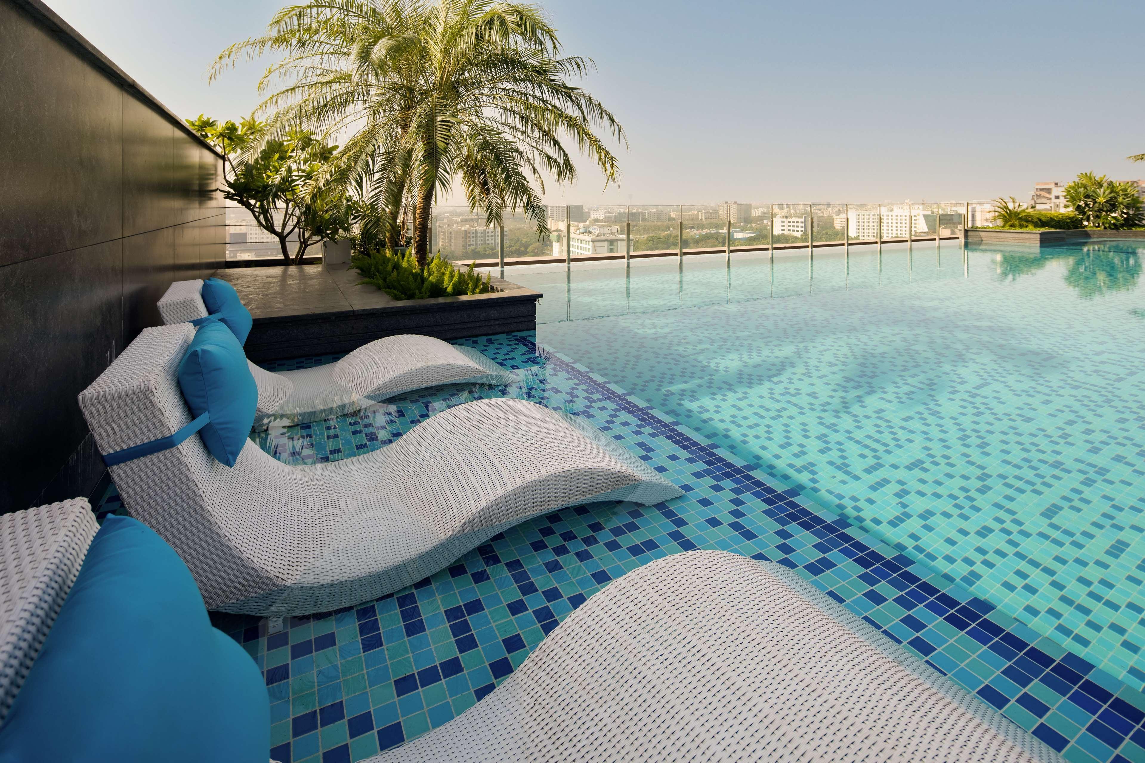 Radisson Blu Mumbai International Airport酒店 外观 照片 The pool at the Park