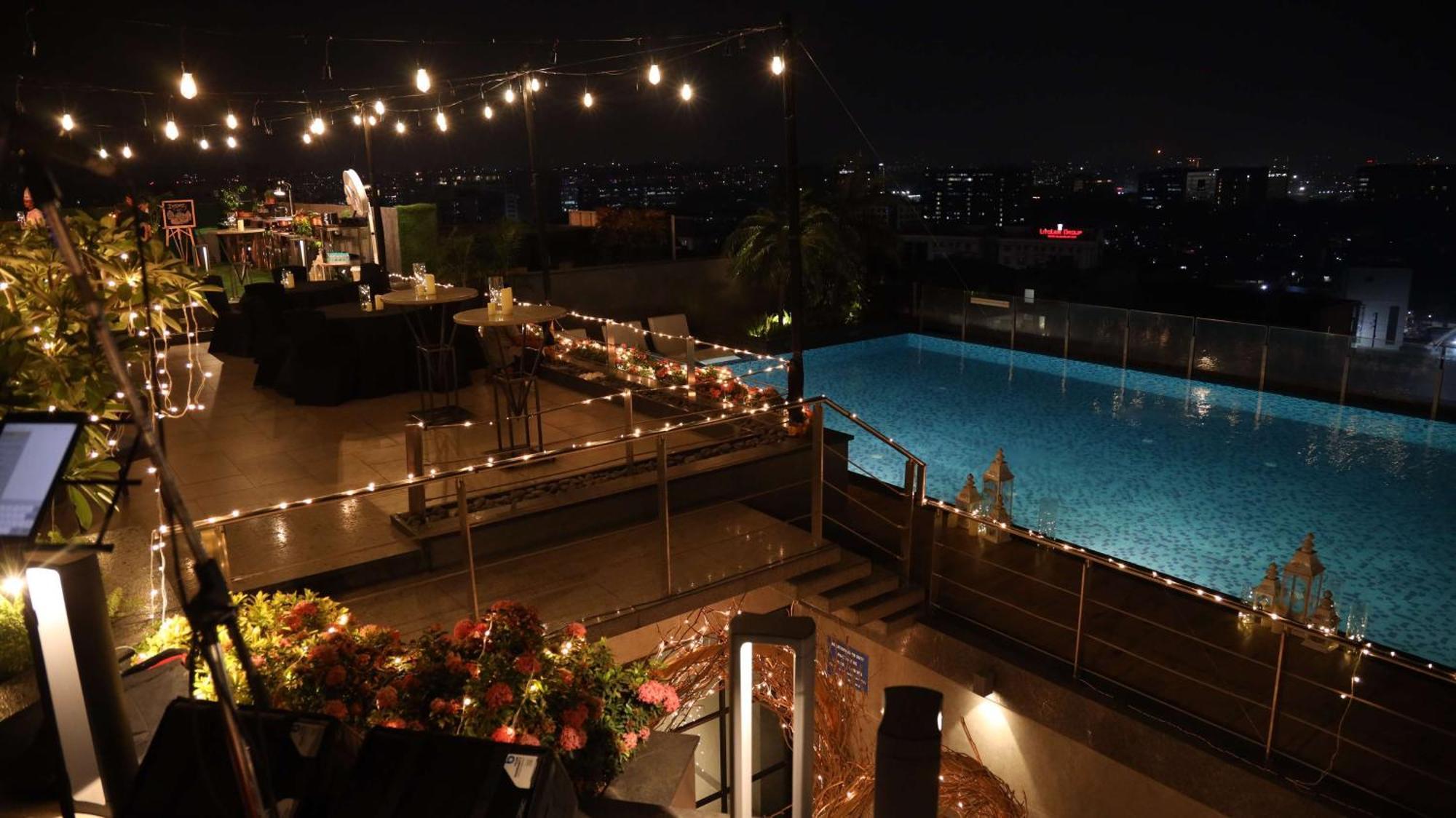 Radisson Blu Mumbai International Airport酒店 外观 照片 The pool at the rooftop bar